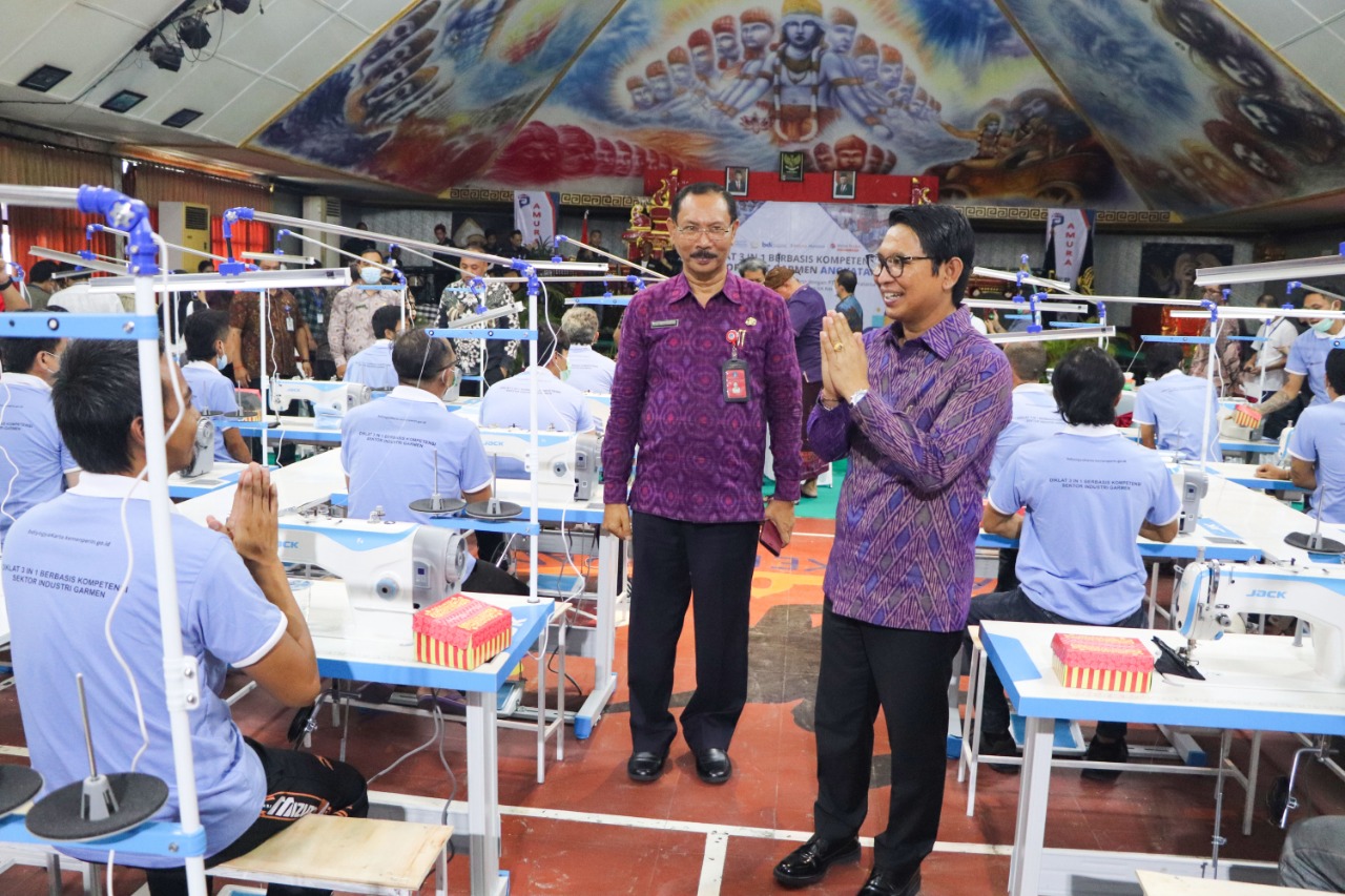 Warga Binaan Lapas Kerobokan Ikuti Pelatihan Operator Jahit Garmen