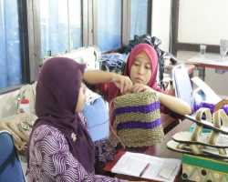 Diklat Pengembangan Kerajinan Serat Nanas di Mempawah