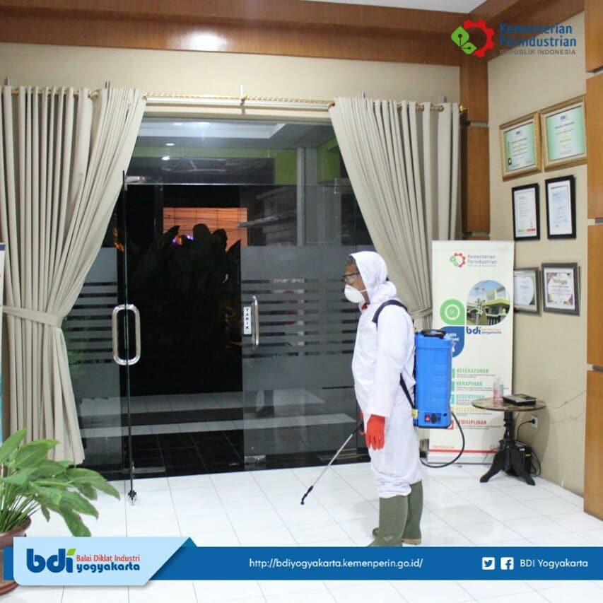 Penyemprotan Disinfektan di Balai Diklat Industri Yogyakarta